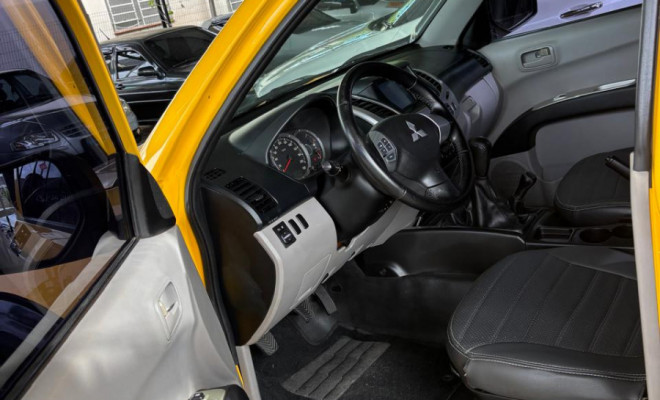 Mitsubishi L200 Triton Savana 3.2 CD TBI Dies. Mec. 2015 Diesel-8