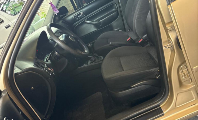 VW - VolksWagen Golf 1.6Mi/ 1.6Mi Gener./Black & Silver 2001 Gasolina-5