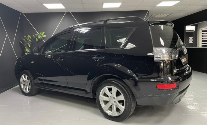 Mitsubishi OUTLANDER 2.0  Aut. 2012 Gasolina   ótimo pra quem procura espaço-2