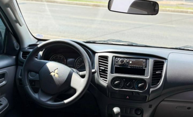 Mitsubishi L200 Tri. Outd. GLX 2.4 CD 4x4 Die. Mec. 2023 Diesel-8