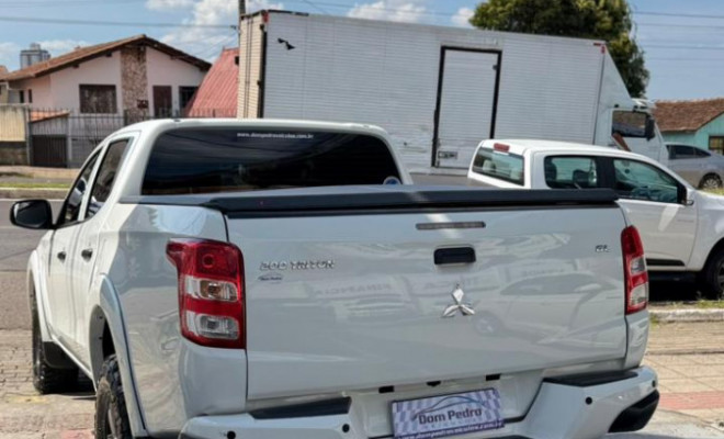 Mitsubishi L200 Tri. Outd. GLX 2.4 CD 4x4 Die. Mec. 2023 Diesel-4