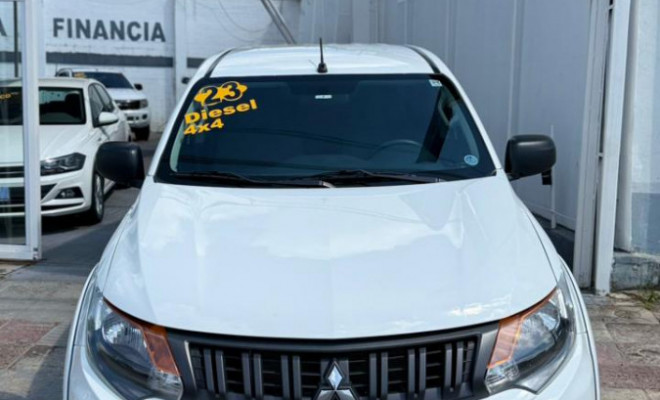 Mitsubishi L200 Tri. Outd. GLX 2.4 CD 4x4 Die. Mec. 2023 Diesel-1