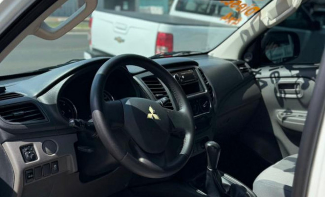 Mitsubishi L200 Tri. Outd. GLX 2.4 CD 4x4 Die. Mec. 2023 Diesel-6