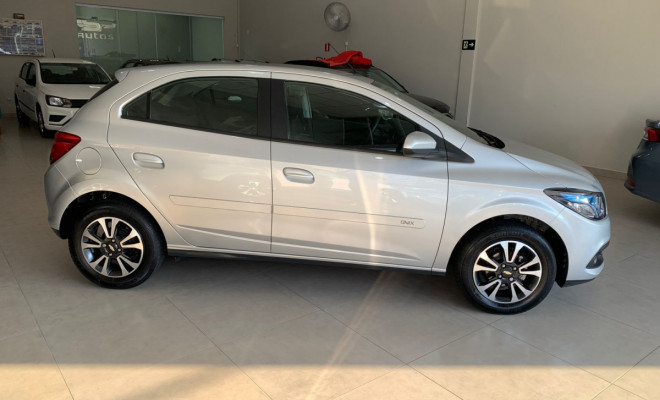 GM - Chevrolet ONIX HATCH LTZ 1.4 8V FlexPower 5p Aut. 2016 Flex-6