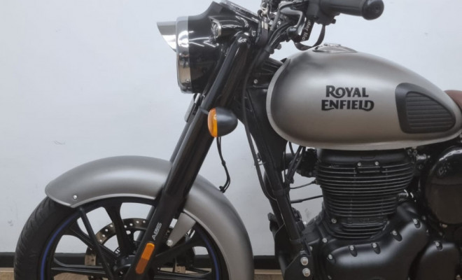 Royal Enfield Classic 350 Dark 2025 Gasolina-7