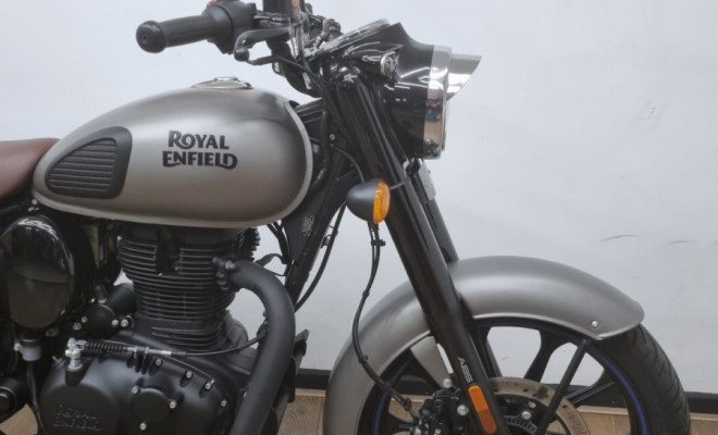 Royal Enfield Classic 350 Dark 2025 Gasolina-6