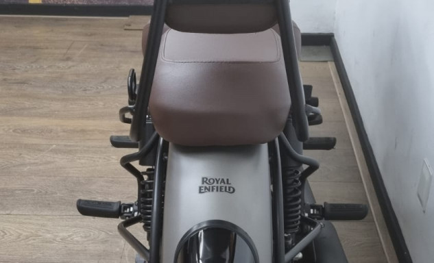 Royal Enfield Classic 350 Dark 2025 Gasolina-10