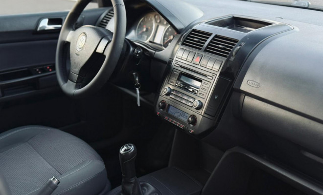 VW - VolksWagen Polo Sed. COMFORT. 1.6 Mi Tot. Flex 8v 2009 Flex-9