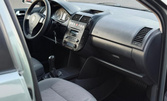 VW - VolksWagen Polo Sed. COMFORT. 1.6 Mi Tot. Flex 8v 2009 Flex-8