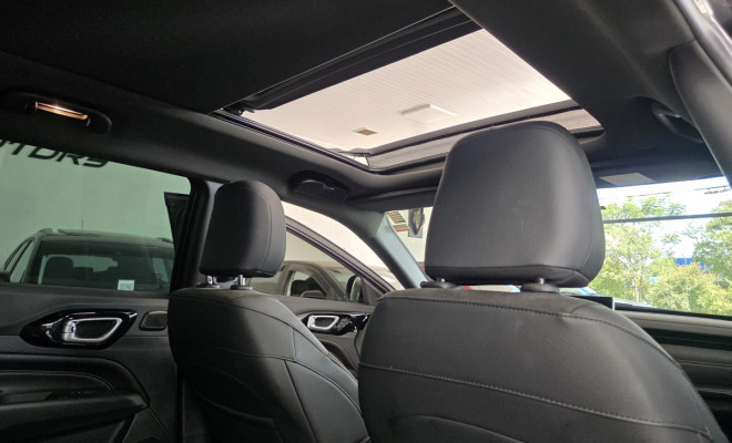 Jeep Commander Black Hurricane 2.0 4x4 TB Aut 2025 Gasolina-12