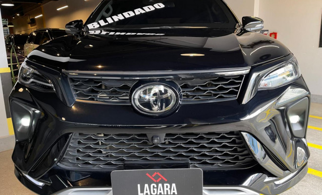 Toyota Hilux SW4 SRX Platinum 2.8 TB 4x4 Diesel Aut. 2025-1