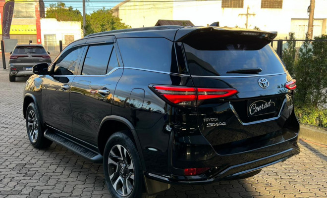 Toyota Hilux SW4 SRX Plat. 4x4 2.8 TB Die. Aut. 2024 Diesel-8