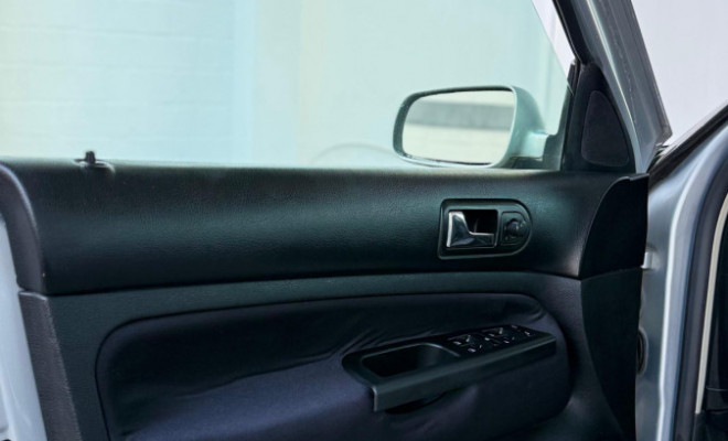 VW - VolksWagen Golf 1.6Mi/ 1.6Mi Gener./Black & Silver 2003 Gasolina-10