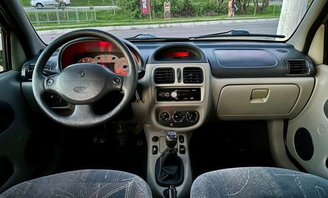 Clio Sedan 1.6 Privilège - 2005-8