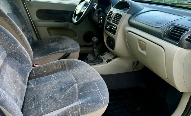 Clio Sedan 1.6 Privilège - 2005-6