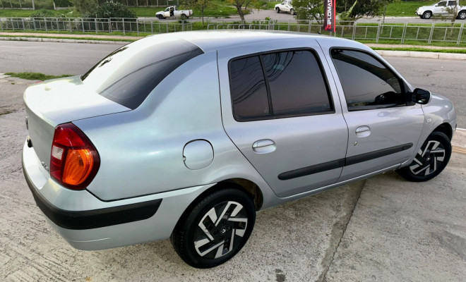 Clio Sedan 1.6 Privilège - 2005-2