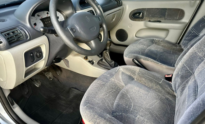 Clio Sedan 1.6 Privilège - 2005-9