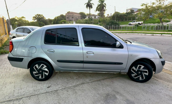 Clio Sedan 1.6 Privilège - 2005-1