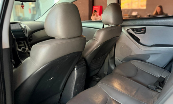 Hyundai Elantra GLS 1.8 16V Aut. 2012 Gasolina-16