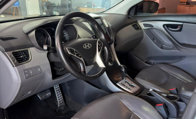 Hyundai Elantra GLS 1.8 16V Aut. 2012 Gasolina-8
