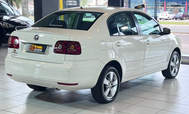 VW - VolksWagen Polo Sedan 1.6 Mi Total Flex 8V 4p 2014 Flex-1