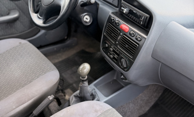 Fiat Palio Young 1.0 mpi 8v 4p 2001 Gasolina-8