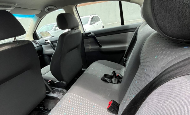 VW - VolksWagen Polo 1.6 Mi/ S.Ouro 1.6Mi 101cv 8V 5p 2005 Gasolina-7