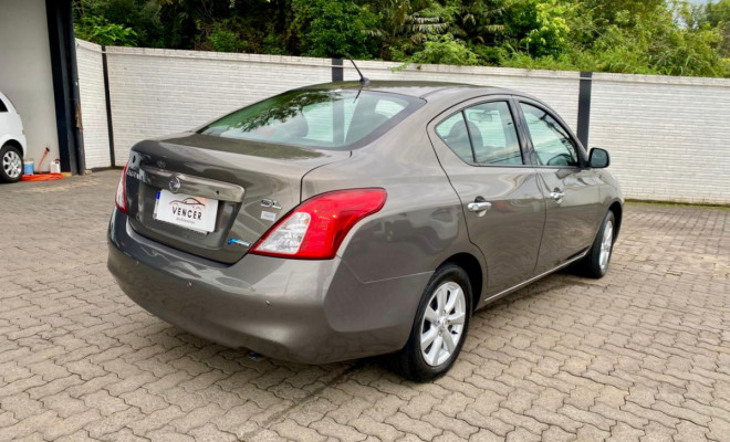 Nissan VERSA SL 1.6 Mec. - 2014-2