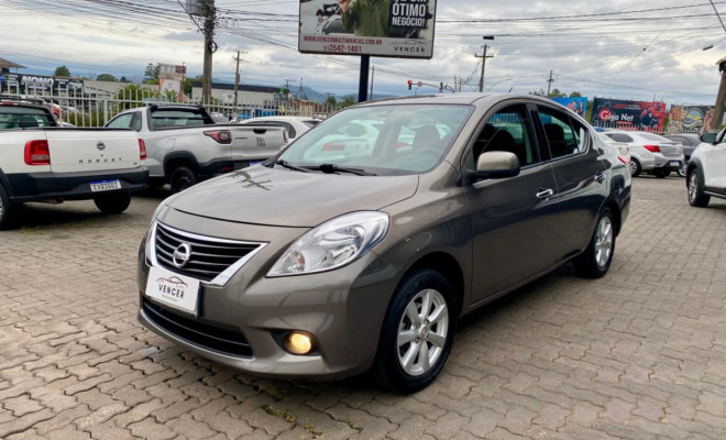 Nissan VERSA SL 1.6 Mec. - 2014-0
