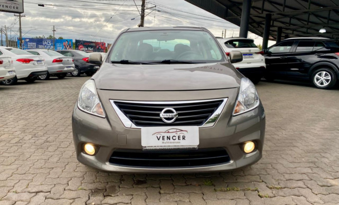 Nissan VERSA SL 1.6 Mec. - 2014-3