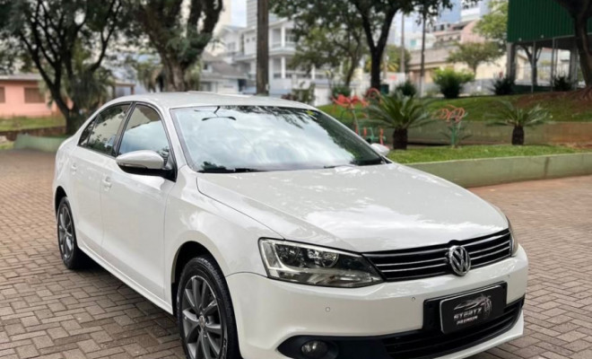 VW - VolksWagen JETTA Comfortline 2.0 T.Flex 8V 4p Tipt. 2013 Flex-1