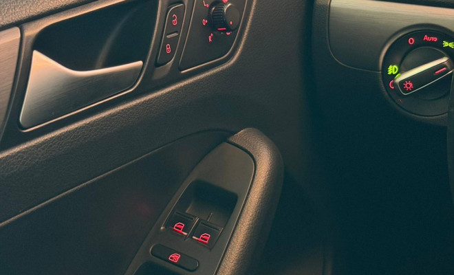 VW - VolksWagen JETTA Highline 2.0 TSI 16V 4p Tiptronic 2014 Flex-18