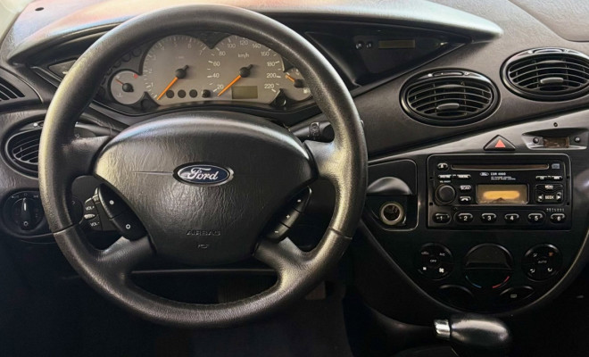 Ford Focus Ghia 2.0 Aut 2005-4