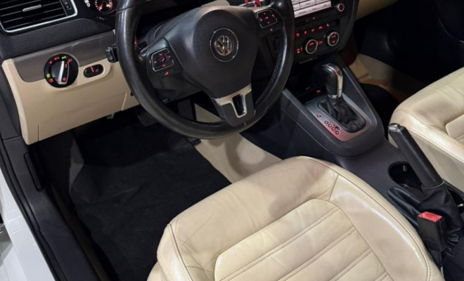 VW - VolksWagen JETTA Highline 2.0 TSI 16V 4p Tiptronic 2014 Gasolina-4