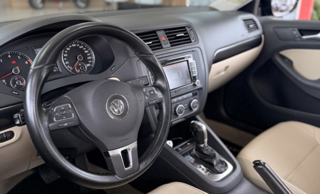 VW - VolksWagen JETTA Comfortline 2.0 T.Flex 8V 4p Tipt. 2013 Flex-5