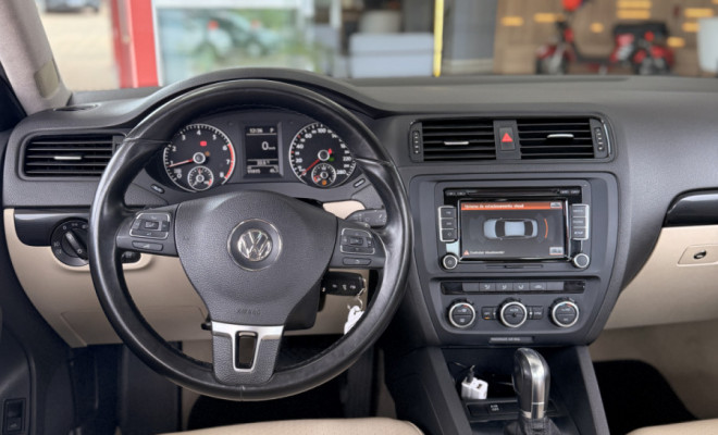 VW - VolksWagen JETTA Comfortline 2.0 T.Flex 8V 4p Tipt. 2013 Flex-6