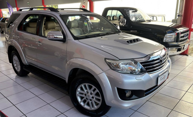 Toyota Hilux SW4 SRV D4-D 4x4 3.0 TDI Aut 2013-1