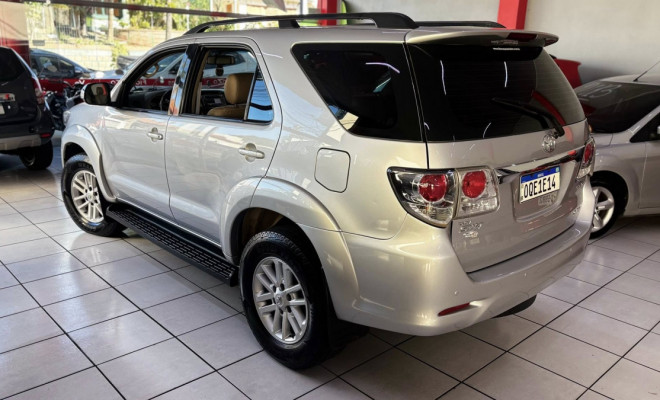 Toyota Hilux SW4 SRV D4-D 4x4 3.0 TDI Aut 2013-2
