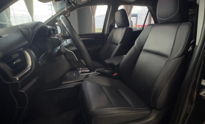 Toyota Hilux SW4 SRX Plat. 4x4 2.8 TB Die. Aut. 2024 Diesel-8