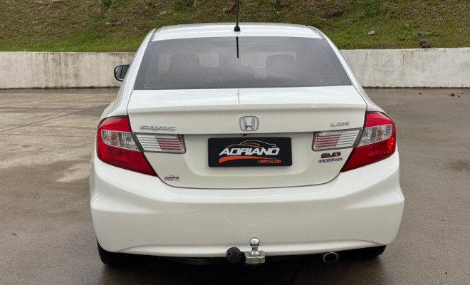 Honda Civic LXR 2.0 Aut. 2014 — Design, Conforto e Confiabilidade!-1