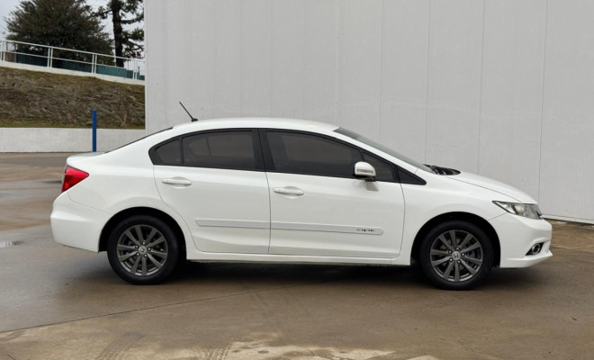 Honda Civic LXR 2.0 Aut. 2014 — Design, Conforto e Confiabilidade!-16