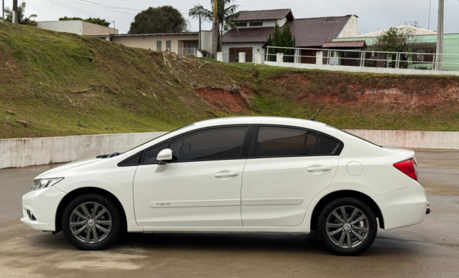Honda Civic LXR 2.0 Aut. 2014 — Design, Conforto e Confiabilidade!-15