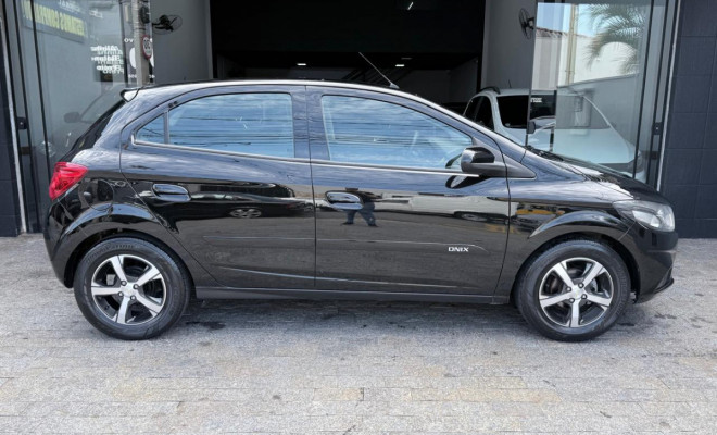 GM - Chevrolet ONIX HATCH LTZ 1.4 8V FlexPower 5p Mec. 2019 Flex-4