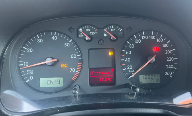 VW - VolksWagen Golf 1.6Mi/ 1.6Mi Gener./Black & Silver 2005 Gasolina-7