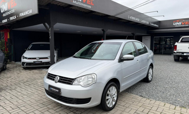 VW - VolksWagen Polo Sedan 1.6 Mi Total Flex 8V 4p 2013 Flex