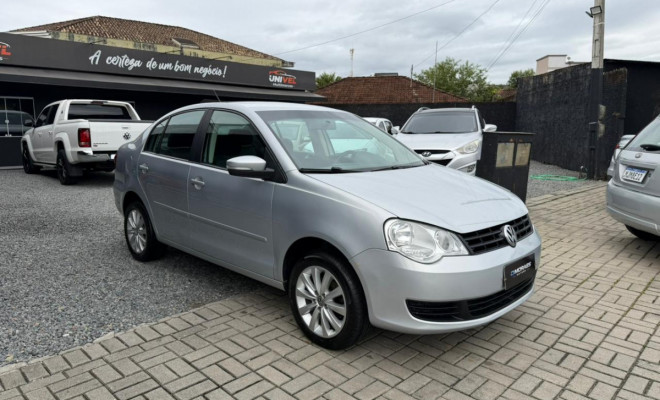 VW - VolksWagen Polo Sedan 1.6 Mi Total Flex 8V 4p 2013 Flex-1