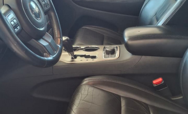 Jeep Grand Cherokee Laredo 3.6 4x4 V6 Aut. 2011 Flex-10