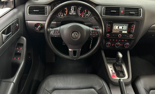 VW - VolksWagen JETTA Highline 2.0 TSI 16V 4p Tiptronic 2014 Flex-7