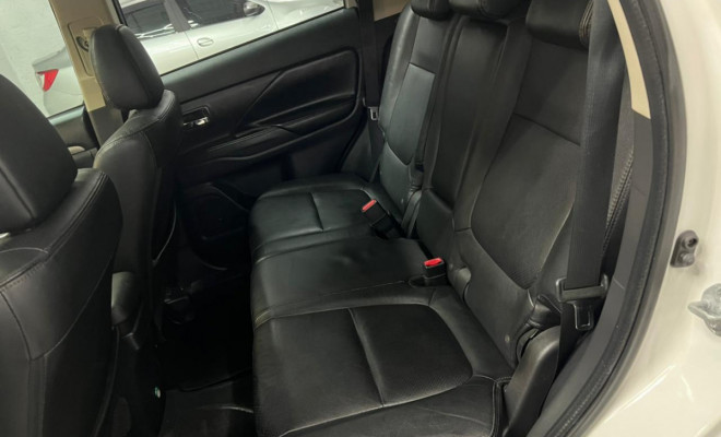 Mitsubishi OUTLANDER 3.0/ GT 3.0 V6 Aut. 2015-6