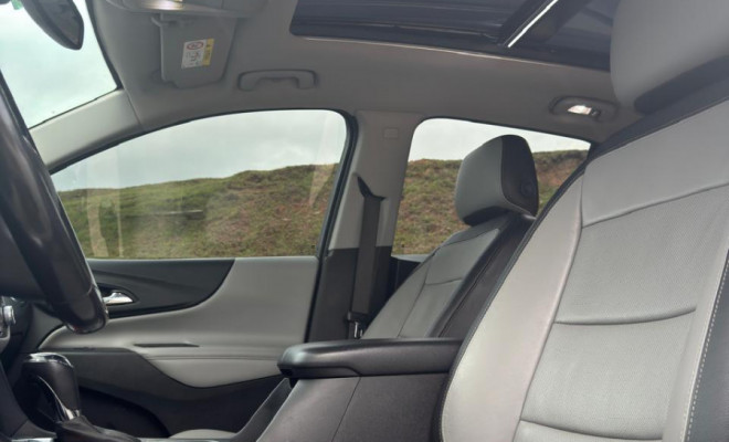 Completíssima, teto solar panorâmico, bancos em couro, multimídia com câmera de ré, chave de presença, park assist, top de linha.-6